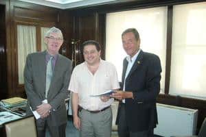Jeff Cooper (left) with Dr Homero Máximo Bibiloni and Atilio Savino