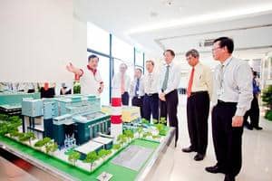 Getting an overview of the Keppel Seghers Tuas WTE Plant are Mr Teo Chee Hean, Deputy Prime Minister and Minister for Defence (3rd from right), Dr Yaacob Ibrahim, Minister for the Environment and Water Resources (2nd from right), Dr Lee Boon Yang, Chairman, Keppel Corporation (3rd from left), Mr Choo Chiau Beng, CEO of Keppel Corporation (extreme left), Mr Tong Chong Heong, ED of Keppel Corporation and Chairman of KIE(2nd from left), Mr Michael Chia, Dy Chairman and CEO of KIE (extreme right)