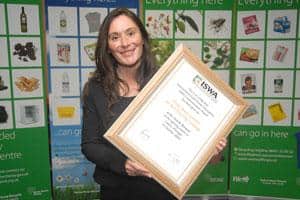 Dr Nicki Souter of Waste Aware Scotland with the Communication Award from the ISWA