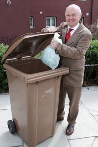 Cllr Barrie Hargrove showcasing how the food waste trial for 10,000 properties in the Southwark council area will work